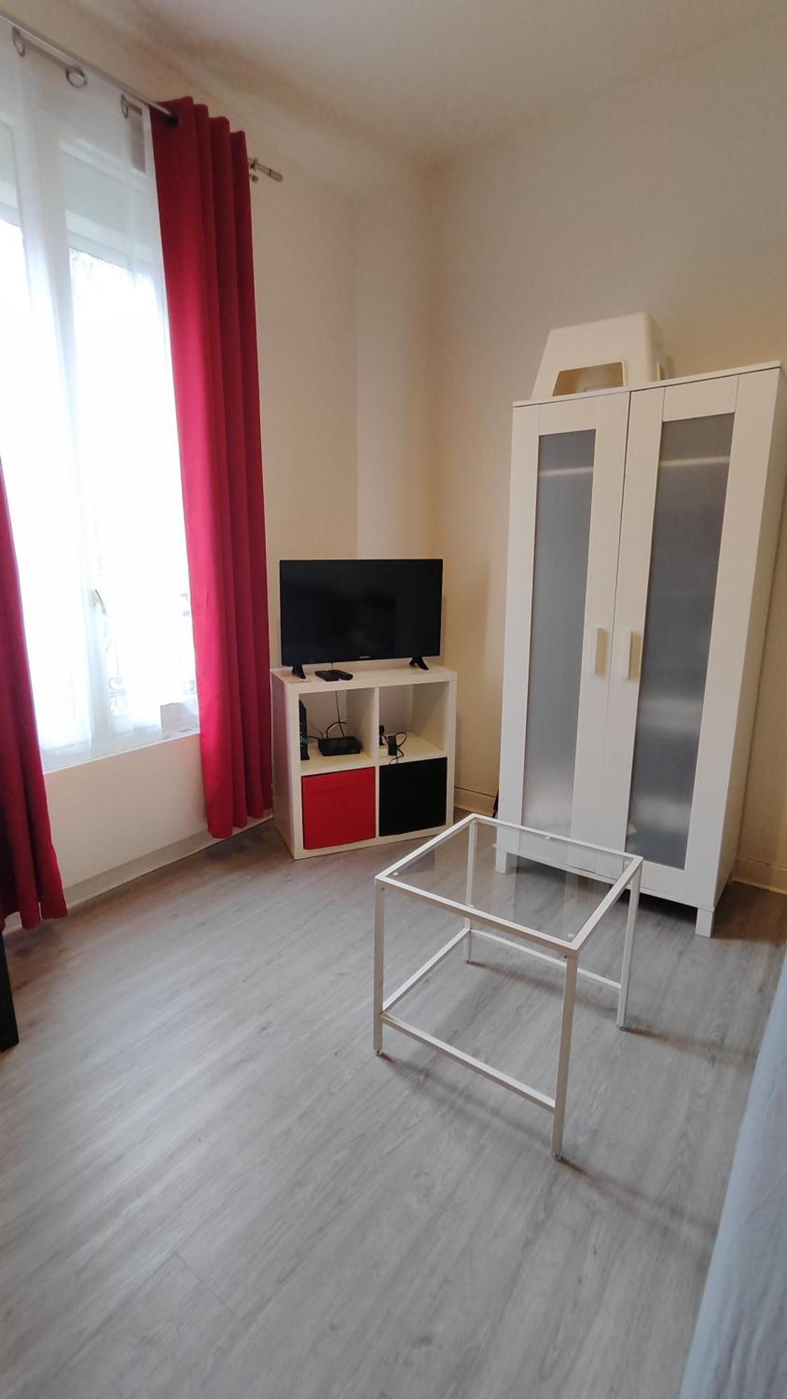Charming Parisian Studio! Ивры-Сур-Сеине Номер фото